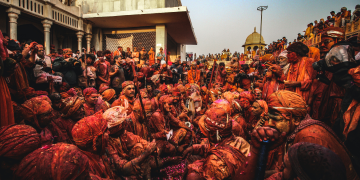 0,000 "Holi Ghosts" gather at Kashi's Cremation Grounds to honor Lord Shiva