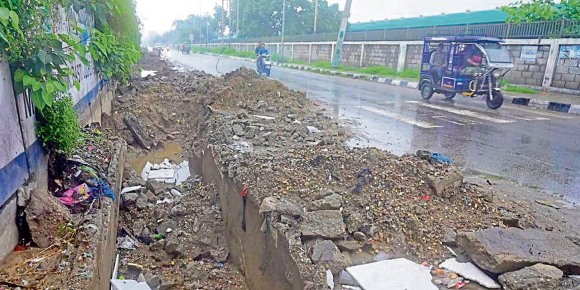 Ludhiana road collapse near railway station August 2025