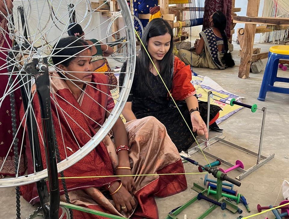 Women artisans weaving traditional Habaspuri saree