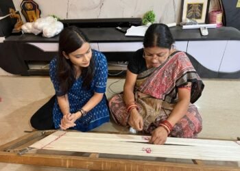Sukanti Meher weaving Sambalpuri Bandha saree on traditional loom in Barpali Odisha