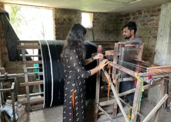 Bandha tie dye yarn preparation Ikat weaving Maniabandha